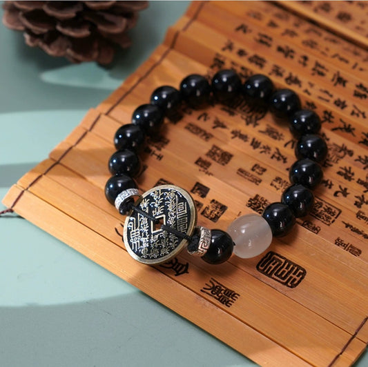 Bracelet talisman perles noires | pièce porte-bonheur en laiton