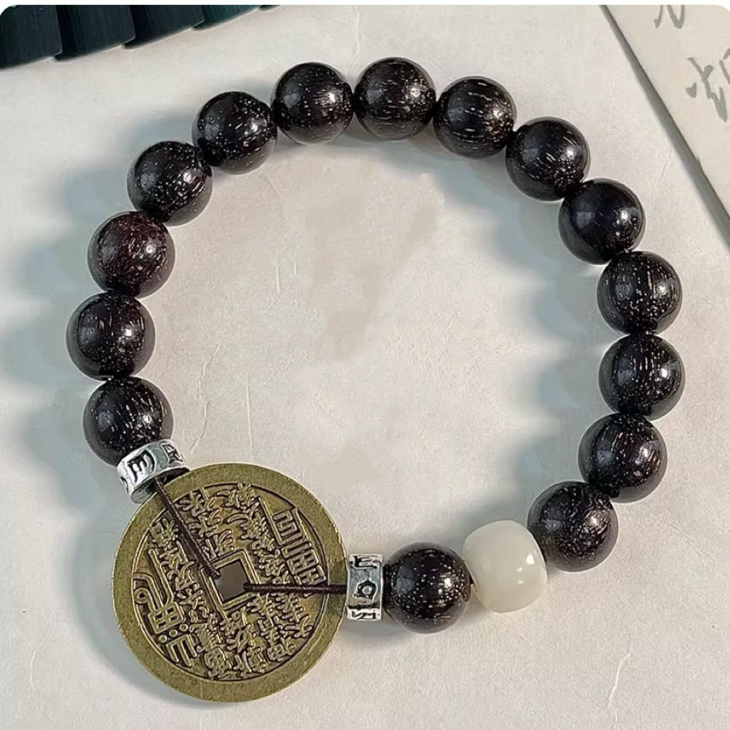 Bracelet talisman perles noires | pièce porte-bonheur en laiton