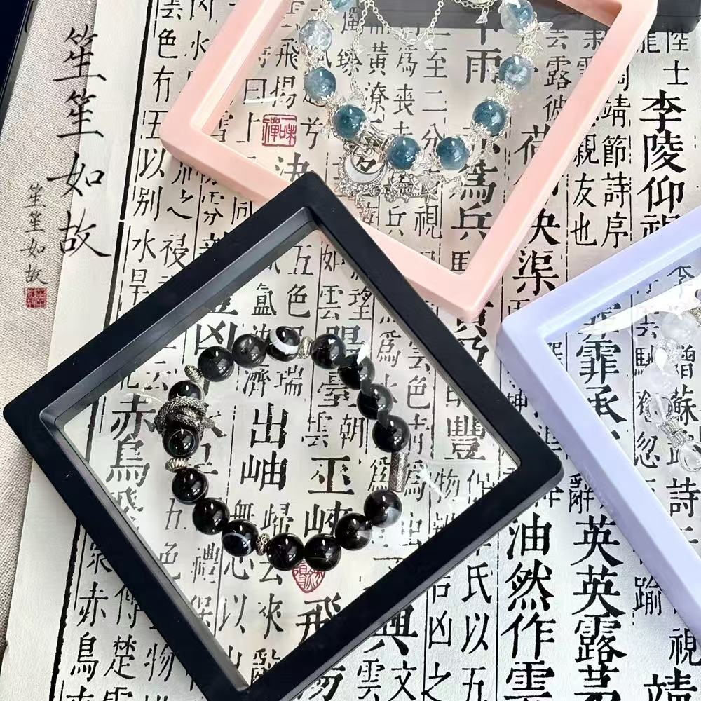 cadre flottant PE noir 9x9, bracelet présenté en lévitation