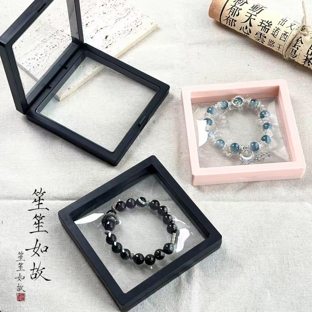 cadre vitrine flottante PE noir ouvert, présentation de bracelet