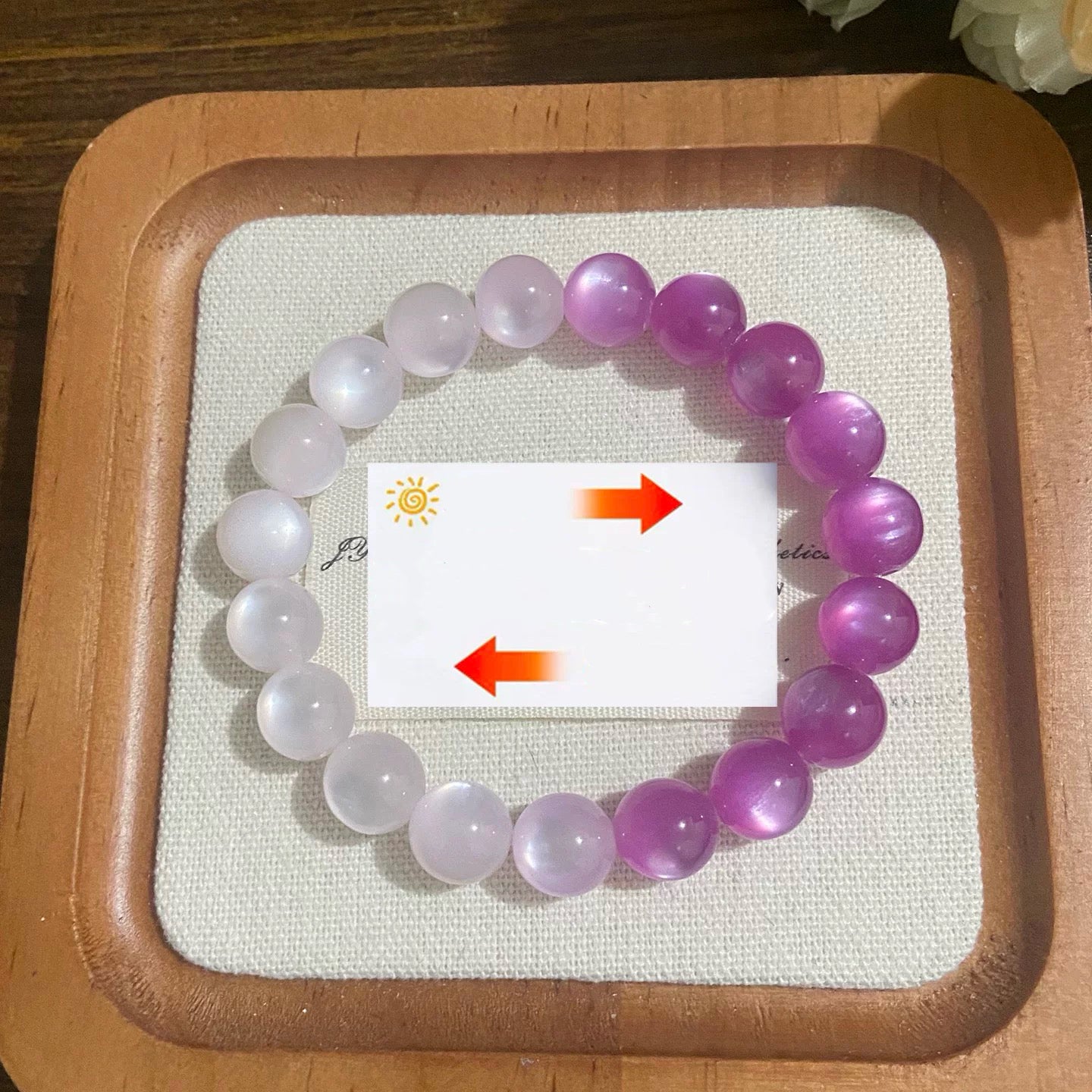 transition blanc vers violet sous lumière UV